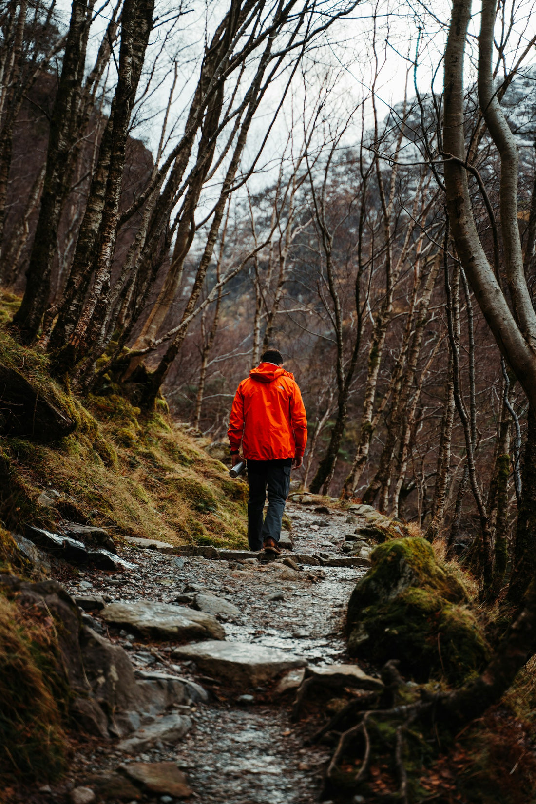 Turista vo vrstvenom oblečení na chodníku