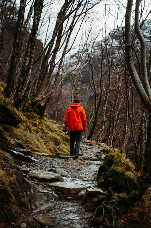 Turista vo vrstvenom oblečení na chodníku
