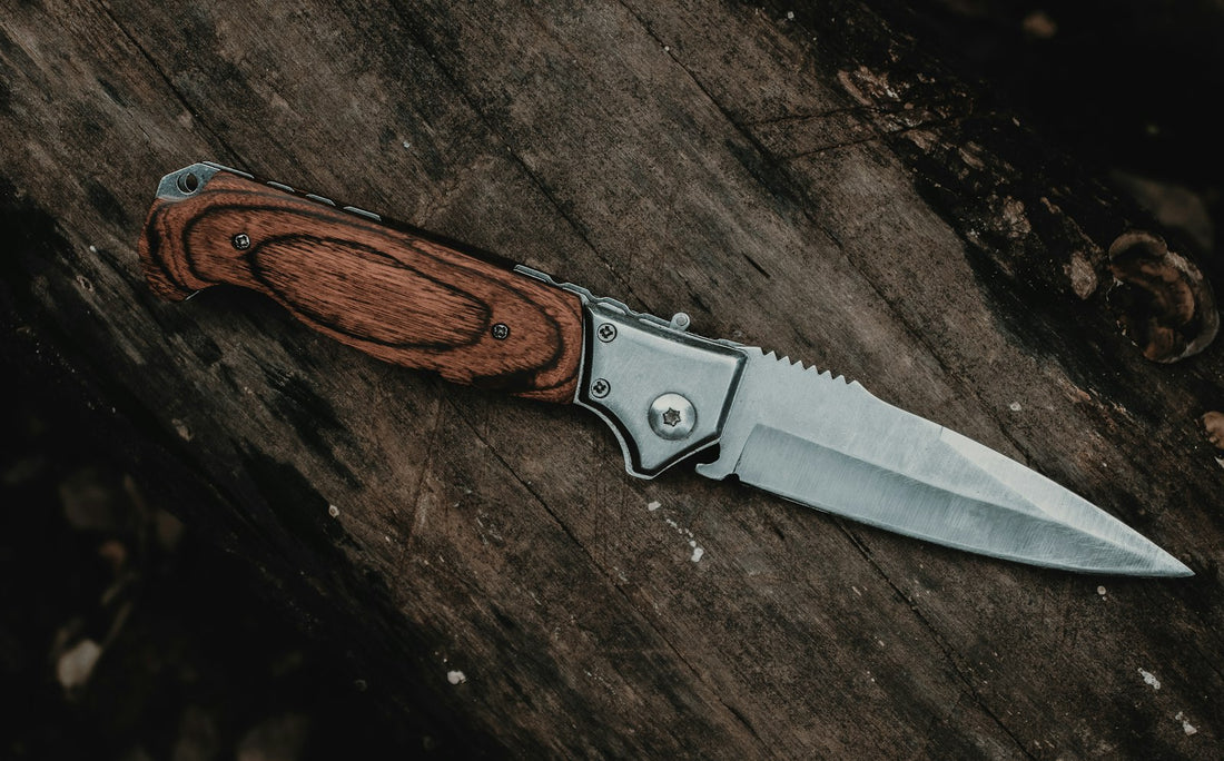 Bushcraft nôž s pevnou čepeľou na dreve