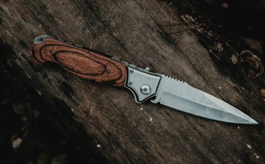 Bushcraft nôž s pevnou čepeľou na dreve